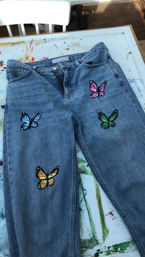 Acrylic painted jeans butterfly pattern artsy Butterfly Painting On Jeans, Acrylic Painted Jeans, Jeans Acrylic Paint, Painted Back Pocket Jeans, Denim Jeans Painting Ideas, Painting On Jeans Pocket, Art Jeans Paintings, Ideas Para Pintar Jeans, Diy Jeans Paint