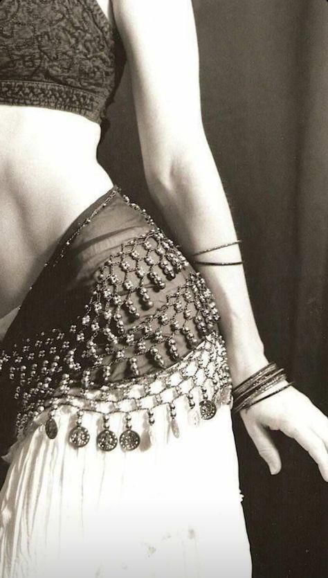 Belly Dancer Outfits, Belly Dancing Classes, Belly Dance Outfit, Arabian Women, Dancers Outfit, Arab Beauty, Dancing Aesthetic, Belly Dancing, Indian Aesthetic