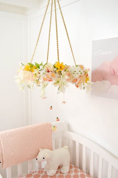 DIY Floral Baby Mobil Chandelier (Full Tutorial) – House of Pixel Dust Diy Baby Mobile Tutorial, Diy Nursery Decor Girl, Nursery Room Diy, Girls Room Diy, Mobile Diy, Baby Diy Projects, Diy Baby Mobile, Baby Mobil, Diy Nursery Decor