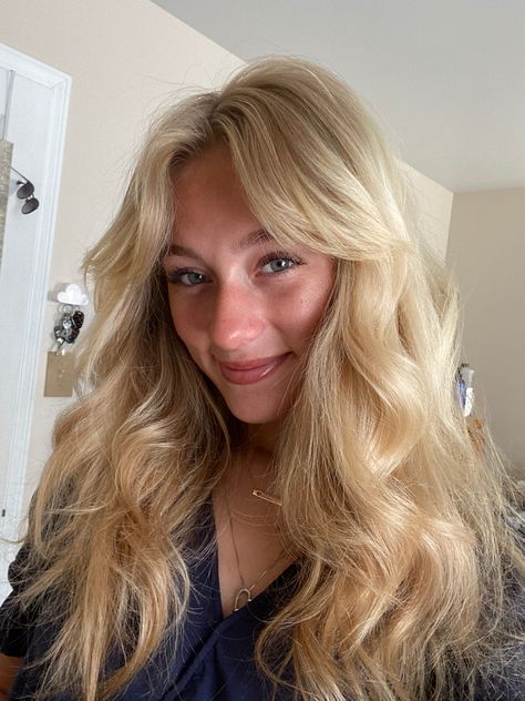 Thick Blonde Hair, Soft Blonde Hair, Light Strawberry Blonde, Blonde Layered Hair, Blow Hair, Light Curls, Blonde Bangs, Neutral Blonde, Blonde Wavy Hair