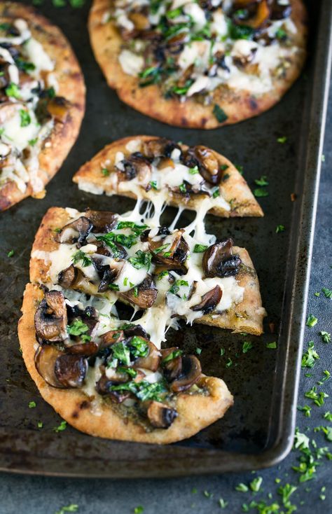 Mushroom Goat Cheese Flatbread, What Goes Good With Naan Bread, Naan Toppings Recipes, Pita Bread Toppings, Mini Flatbread Pizza, Fancy Flatbread Recipes, Naan Flatbread Pizza Recipes, Flat Bread Topping Ideas, Pita Flatbread Ideas