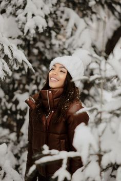 Winter Shoot Ideas, Warm Hiking Outfit, Mountain Poses, Snowy Photoshoot, Winter Portraits Photography, Snow Portrait, Snowy Portraits, Winter Snow Photography, Hiking Outfit Ideas