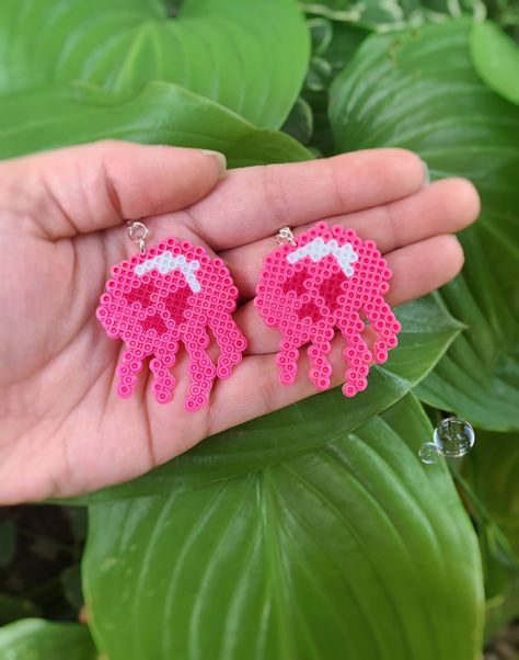 Jellyfishing! Jellyfishing! JELLYFISHING!  Available in keychains, earrings, pins & badge reels! Perler Earrings, Chandbalis Earrings, Perler Bead Designs, Hamma Beads Ideas, Easy Perler Bead Patterns, Melty Bead Patterns, Easy Perler Beads Ideas, Art Perle, Perler Bead Templates