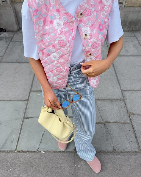 🌸🌸🌸 . . Tee @uniqloeurope Gilet @hellomoonshop pr gift Jeans @hm Shoes @birkenstock 💓 Bag @polene_paris pr gift ☀️ | Instagram Vest 2023, Hm Shoes, Shoes Birkenstock, H&m Shoes, Women Outerwear, Cotton Vest, Vest Coat, Women Pink, Cotton Coat