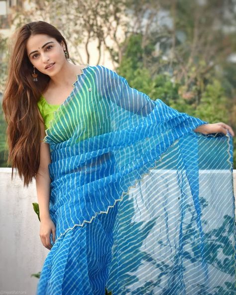 Blaus Design, Lehariya Saree, Contrast Saree, Niyati Fatnani, Rajasthani Dress, Saree Women, Indian Sari Dress, Cotton Saree Designs, Bride Photoshoot