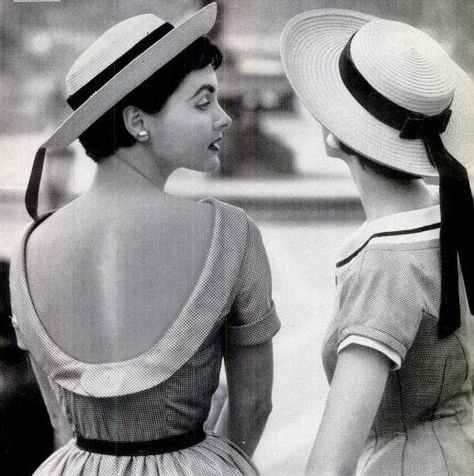 These look similar to one of Chanel's original millinery works  ---the straw boater dressed up with a black satin ribbon. Straw Boater, Sailor Hat, Boater Hat, Straw Hats, Love Hat, 50s Fashion, 1950s Fashion, Vintage Summer, Vintage Beauty