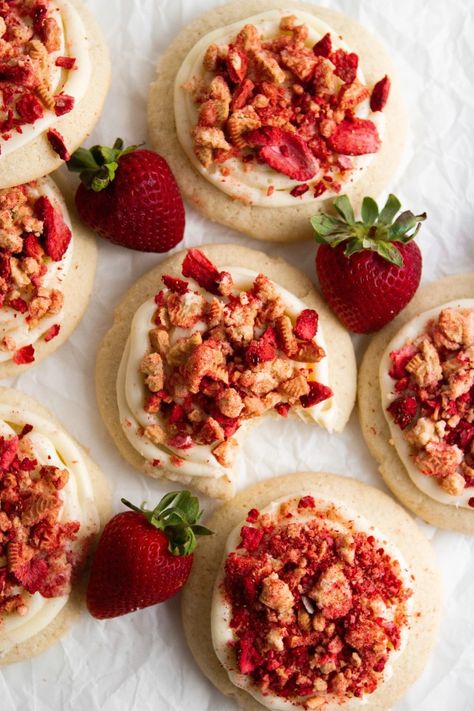 Do you remember the Strawberry Shortcake ice cream bars? Well these Strawberry Cheesecake Cookies are better than those! In my last blog post, I mentioned I would be doing a cookie series… so here’s the second part to that! THE STRAWBERRY CHEESECAKE COOKIES EXPLAINED: Fluffy, soft sugar cookies covered in cream cheese frosting and topped... Read More The post Strawberry Cheesecake Cookies appeared first on Jenna Baked. Strawberry Cheesecake Cookies Crumbl, Crumbl Strawberry Cheesecake Cookie, Cookie Toppings Ideas, Strawberries And Cream Cookies, Strawberry Shortcake Sugar Cookies, Strawberry Shortcake Cookies Recipe, Strawberry Cheesecake Cookies Recipes, Cafe Baked Goods, Cheesecake Sugar Cookies