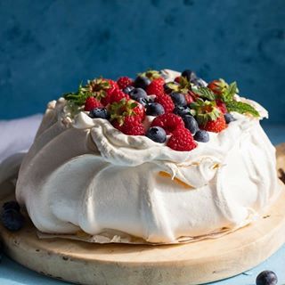 NEW on the blog today!! It’s finally here!!! My best pavlova recipe EVER! I’ve been so excited to share this recipe with you! It’s our favourite summer dessert and an absolute hit with our family and friends!! . . Pavlovas are one of those desserts that is actually kinda simple to make, but easy to mess up so, I’ve also provided 12 tips and tricks to getting the perfect pav every time!!! Find the recipe link in the bio 👆🏻👆🏻👆🏻 . . #thehomecookskitchen https://www.thehomecookskitchen.com/bes Pavlova Meringue Recipe, Best Pavlova Recipe, Pavola Desserts, Christmas Pavlova Recipe, Easy Pavlova Recipe, Australian Pavlova Recipe, Best Pavlova, Oreo Trifle, Summertime Desserts