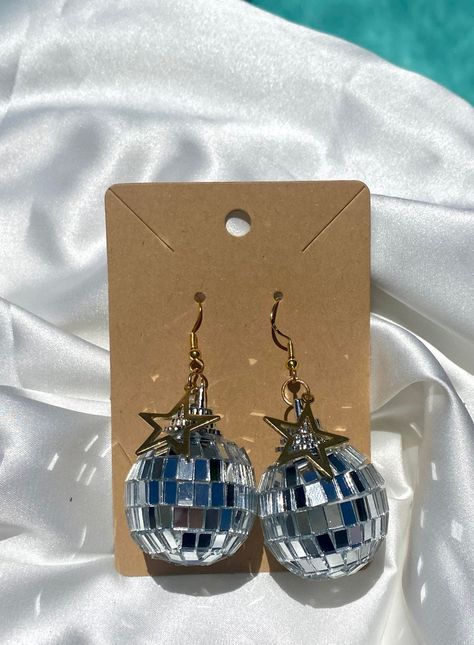 Trendy gold star dangling disco earrings. Perfect accessory to any outfit. Disco Night Jewelry, Disco Accessories, 2000s Birthday, Disco Earrings, Disco Ball Earrings, Code Outfit, 17th Birthday Ideas, Taylor Outfits, Taylor Swift Tour Outfits