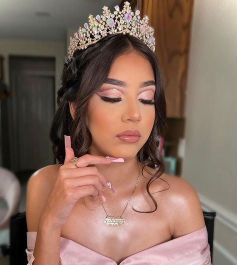 Pink Makeup Look For Quince, Makeup Look For Rose Gold Dress, Quince Makeup Looks Pink And Gold, Pink Quince Outfits, Simple Pink Quince Makeup, Pink 15 Makeup, Quince Glam Makeup, Xv Pink Makeup, Makeup Quinceanera Pink