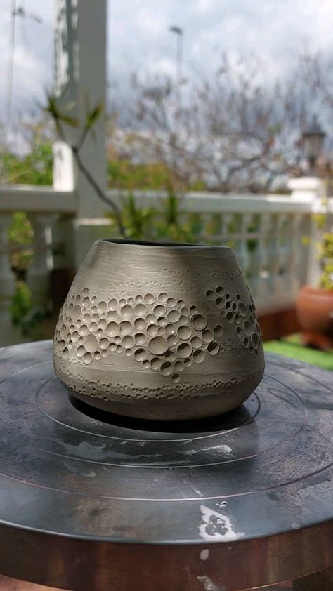 Planter Ceramic Ideas, Pottery Flower Pots Ideas, Carved Pottery Vase, Carved Ceramic Vase, Pinch Pot Planter, Pottery Planters Handmade, Hand Thrown Pottery Ideas, Ceramic Carving Designs, Clay Texture Ideas