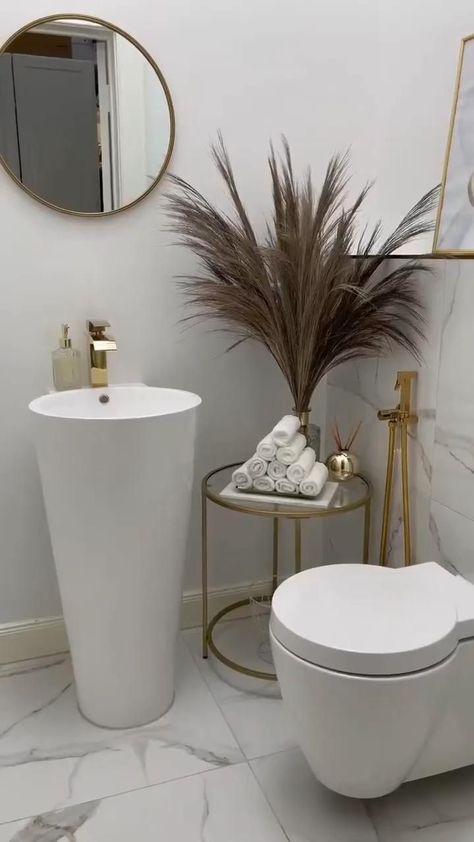 Small Powder Room Ideas Narrow, Cream And White Bedroom Ideas, Small Bathroom Countertop, Cream And White Bedroom, Beautiful Bathroom Decor, Gold Bathroom Decor, Esthetics Room, White Bedroom Ideas, White Bathroom Decor