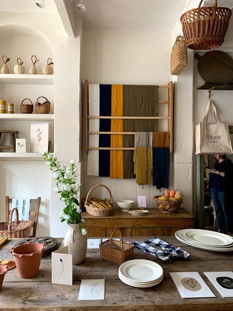 STRAW IS A TOP SHOP Home Atelier, Cute Furniture, Room Of One's Own, Decoration House, Vintage Baskets, Shop Interiors, Shop Display, Pop Up Shops, Shop Interior