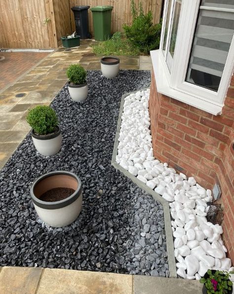 Stones4Gardens makes it super easy for you to decorate the front & back of your house. You can easily achieve this aesthetic. See our catalogue!😁 Open Front Garden Ideas, Small Garden Stones Landscape, Pebble Flower Bed, Front Garden With Parking, Low Maintenance Front Garden Ideas Uk, Small Front Yard Ideas On A Budget, Low Maintenance Garden Ideas Uk, Small Front Garden Ideas Low Maintenance, Stone Front Garden