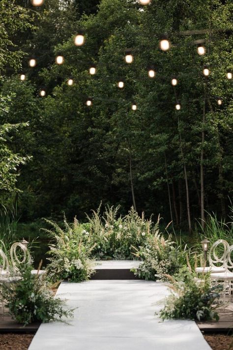 Forest Wedding Ceremony, Outdoor Wedding Backdrops, Ceremony Decorations Outdoor, Courtyard Wedding, Wedding Alters, Wedding Backdrops, Dream Wedding Decorations, Cottage Wedding, Garden Weddings Ceremony