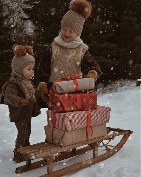 Christmas Pictures With Baby, Family Christmas Picture Outfits, Christmas Pictures Outdoor, Family Christmas Pictures With Baby, Family Christmas Pictures Outdoor, Christmas Picture Outfits, Family Christmas Photo Ideas, Christmas Mini Sessions Outdoor, Christmas Pictures Family