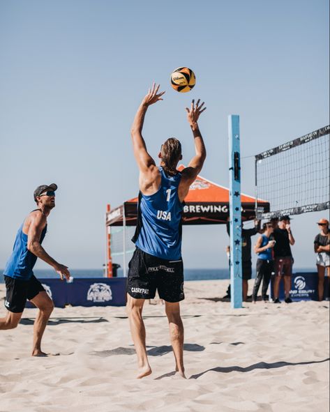 Olympic Beach Volleyball, Beach Volley Aesthetic, Beach Volleyball Photoshoot, Volleyball Setting, Picking Peaches, Olympic Volleyball, Men's Volleyball, Volleyball Set, Volleyball Wallpaper