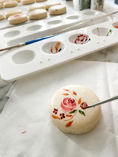 Hand Painted Macarons, Macaron Doodle, Decorated Macarons, Macarons Ideas, Painted Macarons, Macaron Decoration, Macaron Art, Mini Cake Pans, Macaron Cookies