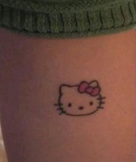 Small Hello Kitty Tattoo, Tattoos For Women Shoulder, Minimalist Tattoos For Women, Tattoo Pequeños Mujer, Trippy Tattoo Ideas, Small Hello Kitty, Trippy Tattoo, Soft Tattoo, Hello Kitty Tattoo