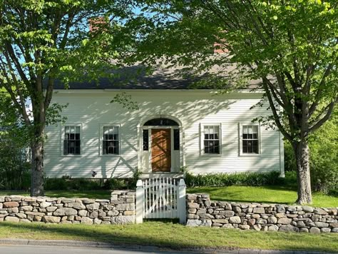 New England Cape House, New England Colonial House Plans, New England Home Exterior, New England House Exterior, New England Cabin, Cape House Exterior, Dutch Colonial Exterior, Cape Cod Architecture, Sims 4 Essentials