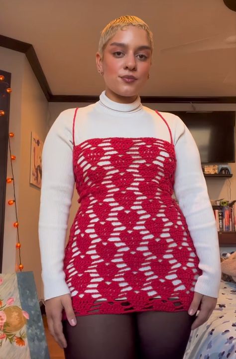 @rey.de.sol on tik tok Celebrity Crochet Outfits, Crochet Heart Dress, Crochet Plus Size Top, Red Yarn Crochet Projects, Club Outfit Black Women, Red Crochet Dress, Crochet Dress Ideas, Red Crochet, Crochet Clothing And Accessories