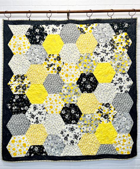 Honeycomb Quilt Honeycomb Quilt, Unique Quilt Patterns, Bee Quilts, Hexagon Quilt Tutorial, Hexie Quilts Patterns, Hexagon Quilts, Hexie Quilt, Easy Quilt, Cozy Quilts