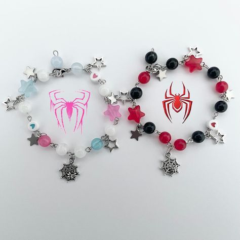 Spiderman Beads Bracelet, Spiderman Charm Bracelet, Spider Man And Gwen Bracelet, Spiderman Kandi Bracelet, Miraculous Bracelet Ideas, Bracelet Ideas Spiderman, Batman Matching Bracelets, Matching Spiderman Bracelets, Spider Man Gift Ideas Diy