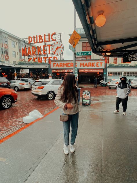 Pikes Place Market Seattle Outfit, Pike Place Market Seattle Photography, Pike Place Market Outfit, Seattle In October Outfits, Pnw Outfit, Seattle Outfits, Tourist Outfit, Seattle Trip, Pike Place Market Seattle