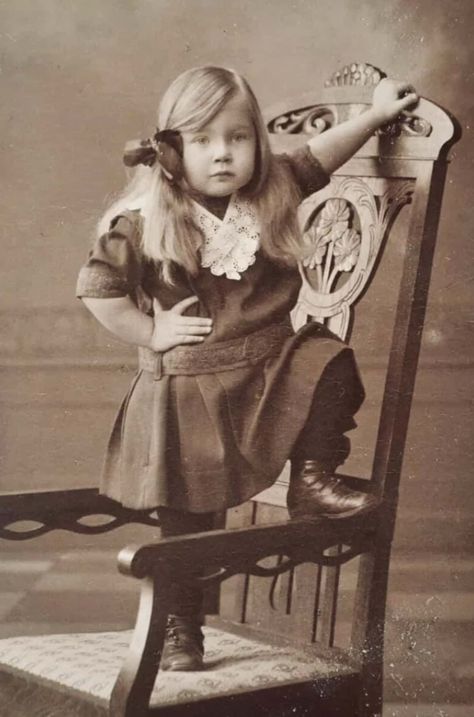 21 Photos We Found This Month That Are The Definition Of Old-School Cool Teddy Photos, Old Teddy Bears, Vintage Children Photos, Antique Teddy Bears, Portrait Vintage, Bear Photos, Vintage Teddy Bears, Foto Vintage, Photo Postcard