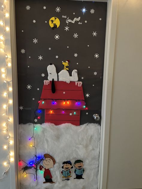 Door Decor Christmas Classroom, Holiday Door Contest Decorating Ideas, Christmas Decor Door Ideas School, Charlie Brown Christmas Door Decor, Teacher Door Ideas Christmas, Locker Decorations Christmas, Christmas School Hallway Ideas, Peanuts Door Decoration Christmas, Decorating Classroom Doors For Christmas