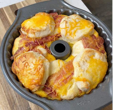 Charles Parks - easy one-pan breakfast Breakfast Video, Charles Parks, Breakfast Casserole With Biscuits, Frozen Biscuits, Slow Cooker Bread, Breakfast Recipies, Breakfast Easy, Breakfast Bagel, Breakfast Casseroles