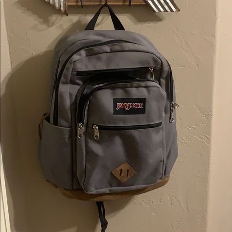 Jansport Backpacks Gray, Gray Backpack Aesthetic, Jan Sport Backpacks, Jansport Backpacks Aesthetic, Grey Jansport Backpack, Jansport Backpacks, Backpack Jansport, Stylish School Bags, Aesthetic Backpack