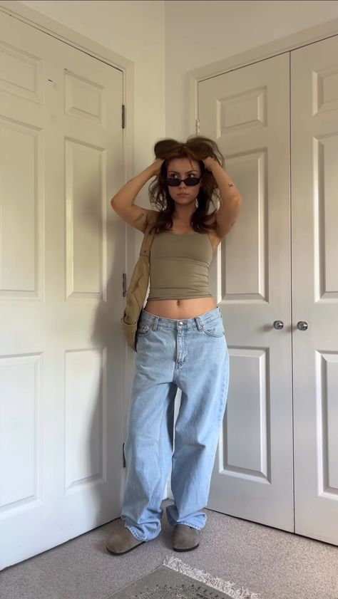 Baggy Jeans Simple Outfit, Blue Jean Aesthetic Outfits, Birkenstock With Shorts Outfit, Birkenstock Outfit Clog Style, Aesthetic Birkenstock Outfit, Boston Clogs Fall Outfit, Birkenstock Clogs Outfit Aesthetic, Outfit With Birkenstocks Boston, Jeans With Birkenstock Clogs