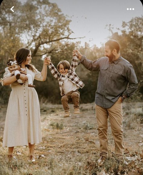 Fall Family Photoshoot Outfits, Shooting Photo Famille, Fall Photoshoot Family, Fall Family Photoshoot, Fall Photoshoot Ideas, Outdoor Family Photoshoot, Family Photography Outfits, Portret Feminin, Family Portrait Outfits