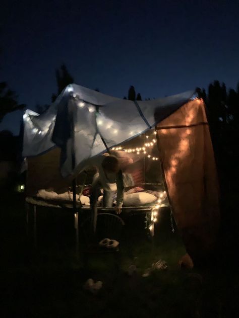 Trampoline Sleepover, Summer Vibes Friends, Outdoor Summer Activities, Swag Couples, Sleep Over, Sleepover Things To Do, Fun Sleepover Ideas, Neon Nights, Sleepover Activities