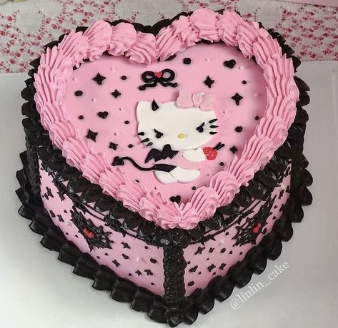 Halloween Hello Kitty Cake, Pink And Black Birthday Cake, Hello Kitty Cake Ideas, Kuromi Cake, Bolo Vintage, Hello Kitty Birthday Cake, Whole Cake, Girly Birthday Party, 13 Birthday Cake