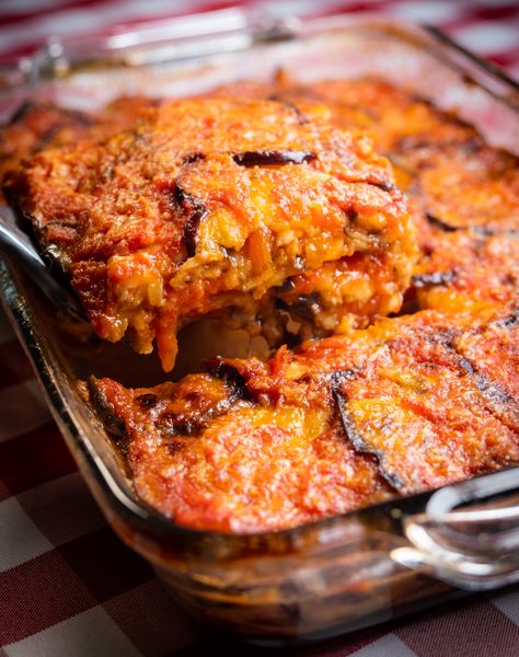 Parmigiana di Melanzane | Authentic Italian Eggplant Parm Recipe Stuffed Eggplant Recipes Italian, Italian Vegetable Dishes, Italian Eggplant Recipes, Eggplant Parm Recipe, Best Eggplant Recipe, Italian Eggplant, Piano Cakes, Eggplant Parmigiana, Vegetarian Ideas