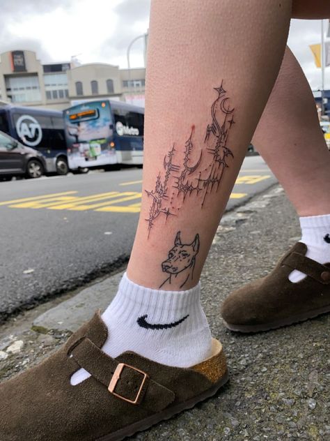 Neotribal Knee Tattoo, Y2k Leg Tattoos, Cybersigilism Leg Tattoo, Cybersigilism Tattoo Leg, Tattoo Ideas Edgy, Mixed Style Tattoo, Archive Tattoo, Tattoo Cybersigilism, Y2k Tattoos