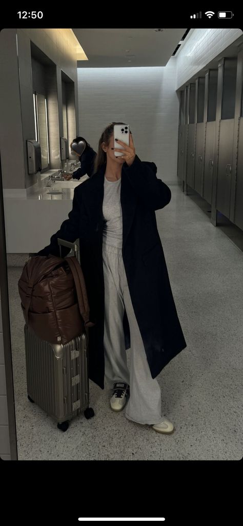 Casual Chic Airport Outfit, Outfit Flight Travel, Outfit Ideas For Turkey, Smart Airport Outfit, Cozy Plane Outfit, Italy Airport Outfit, Airport Trench Coat Outfit, Winter Turkey Outfit, Normandy Outfit