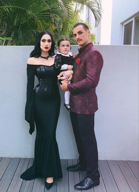 Adams Family Costume, Disfarces Halloween, Family Themed Halloween Costumes, First Halloween Costumes, Kostum Halloween, Addams Family Costumes, Themed Halloween Costumes, Halloween Coustumes, Couples Halloween Outfits