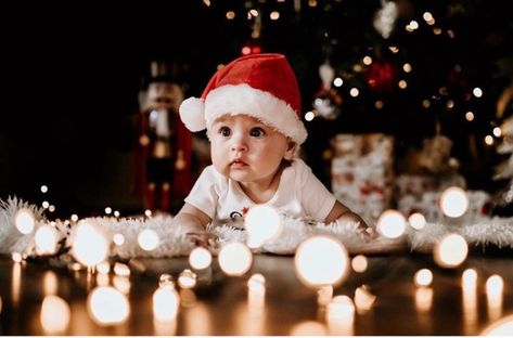 23 Adorable DIY Christmas Baby Photo Ideas - Just Simply Mom Baby Christmas Photography, Baby Photo Ideas, Christmas Baby Pictures, Christmas Family Photoshoot, Foto Kids, Baby Milestones Pictures, Baby Christmas Photos, First Christmas Photos, Christmas Photo Props