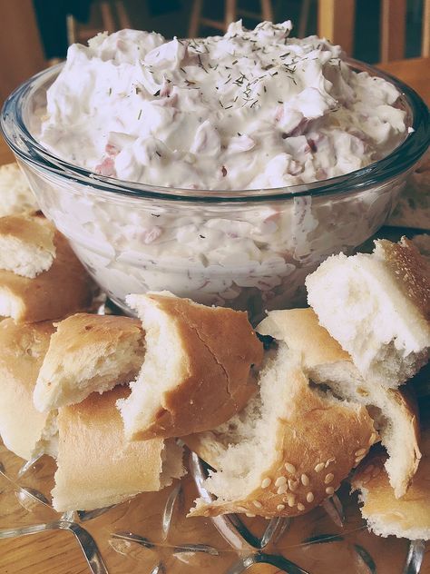 Bagel-Dip-Recipe. Great party snack for big groups. Serve with ripped up bagels or your favorite crackers! Bagel Dip Recipe, Bagel Dip, English Cheese, Gluten Free Puff Pastry, Chipped Beef, Best Bagels, Bagel Recipe, Snack Dip, Party Snack