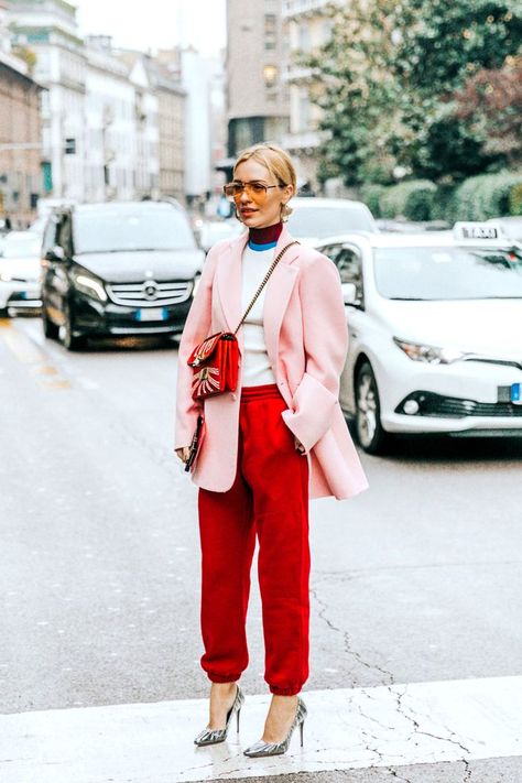 The Color Combination Winning Over Every Editor Right Now Comfortable Summer Outfits, Red Outfits, Modern Street Style, Rolled Up Jeans, White Midi Skirt, Color Blocking Outfits, Pink Trousers, Black Jeans Outfit, Wearing Color