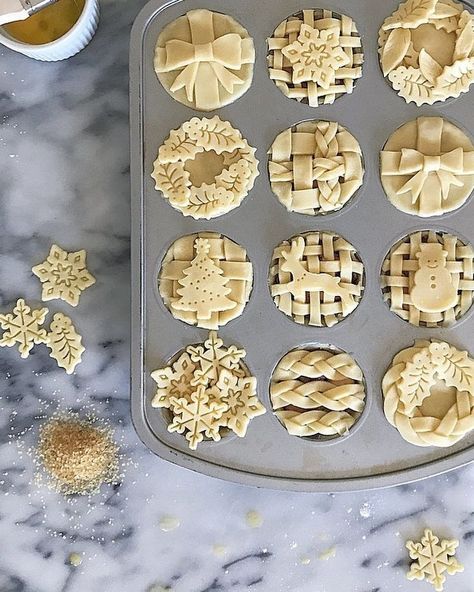 Mini holiday inspired apple pies.  #food #createmakeshare #pie #desserts #christmas #holidaybaking Fancy Pie Crust, Pie Crust Art, Pie Crust Designs, Pie Decoration, Christmas Pie, Pie Crust Recipes, Perfect Pies, Mini Pies, No Bake Pies