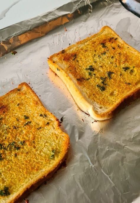 Do you only want a few pieces of garlic bread? Individual homemade garlic bread toast in the oven made with sliced bread and so easy to prepare and go with almost everything! So try a simple garlic toast with garlic powder today. #slicedbread #slicedbreadrecipes #garlicbread #breadrecipes