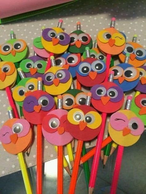 How to Make Easy DIY Pencil Toppers Craft Ideas - Kids Art & Craft Pencil Topper Crafts, Kerajinan Diy, Aktiviti Kanak-kanak, Diy Pencil, Hiasan Bilik, Owl Crafts, Pencil Toppers, Art N Craft, School Decorations