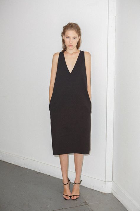 Perfect LBD Dress Minimalist, Miroslava Duma, Shoes Ideas, Minimalist Shoes, Minimalist Dresses, Womens Fashion Casual, Look Fashion, Minimalist Fashion, Stockholm