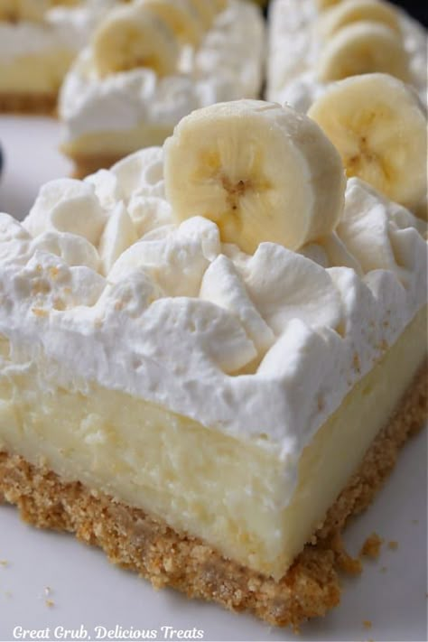 Banana Cream Dessert Bars are a delicious banana bar recipe, made with a golden brown graham cracker crust that is filled with a creamy homemade banana custard filling, topped with whipped cream and sliced bananas. Banana Pudding Dessert With Nilla Wafers, Banana Cream Pie Sheet Pan, Banana Cream Recipes Desserts, Banana Pudding With Graham Cracker Crust, Banana Cream Bars, Banana And Graham Cracker Recipes, Banana Creme Pie Recipe Easy, Banana Cream Pie With Graham Crust, Banana Pudding With Graham Crackers