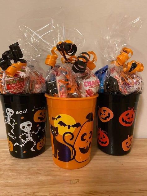 Halloween Goody Bags, Festa Hotel Transylvania, Halloween Treat Baskets, Halloween Classroom Treats, Mini Cheese Balls, Dulceros Halloween, Kids Halloween Gifts, Halloween School Treats, Dulces Halloween