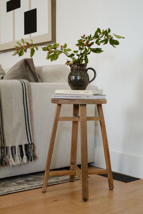 Modern Side Table Decor, Side Table Decor Ideas, Bedside Stool, Stool Makeover, Side Table Styling, Diy Stool, Diy Side Table, Oak Stool, Antique Side Table